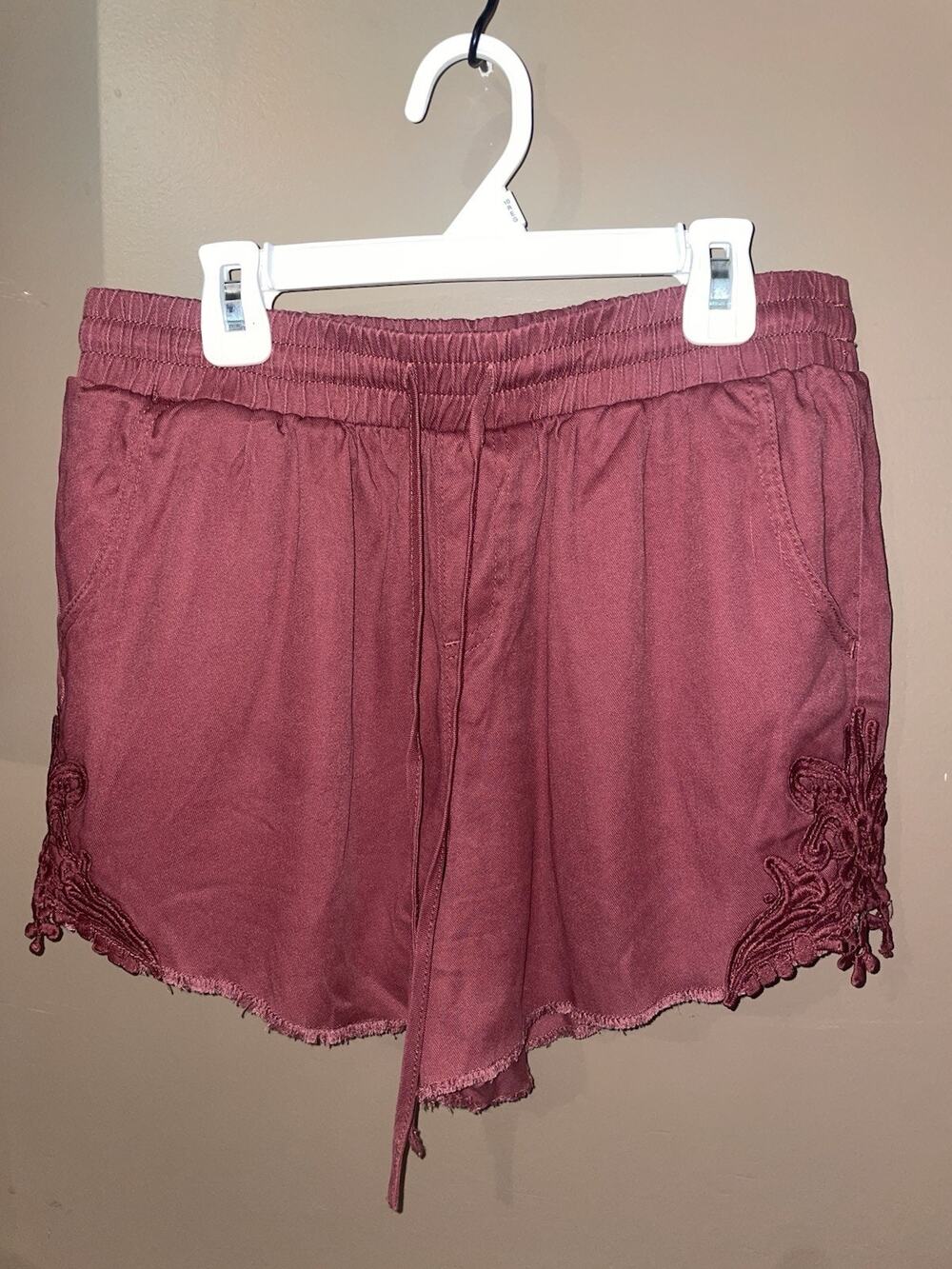 KNOX ROSE Burgundy Maroon Drawstring Embroidered Shorts Sz S Pockets Frayed Hem
